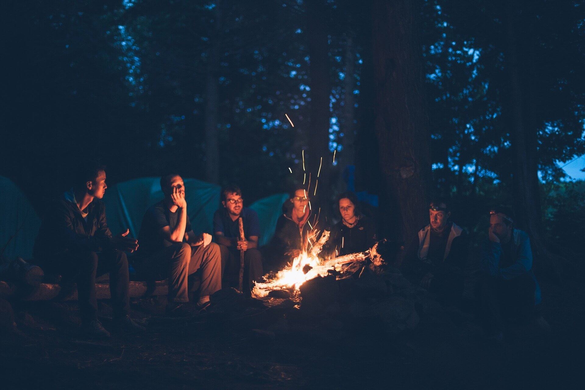 Grignoter autour du feu en camping